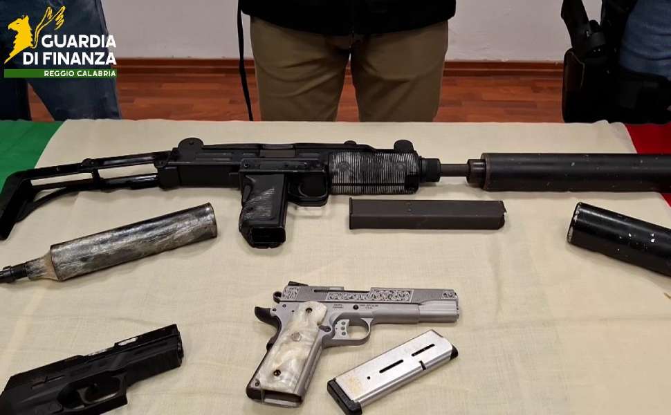 Maxi sequestro in un'area rurale: scoperto pericoloso arsenale della criminalità organizzata 80 arsenale armi gdf 02