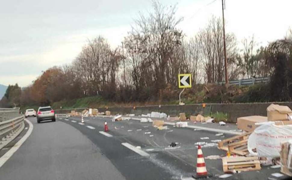 Disagi sull'A2 tra Cosenza e Piano Lago, camion si ribalta e perde il carico 52 camion a2 cosenza piano lago 02