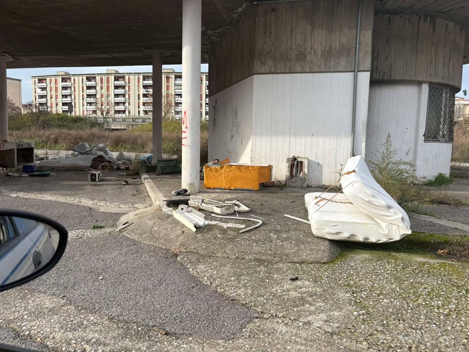 Vaglio Lise (ancora) nel degrado totale: la stazione di Cosenza è un vero e proprio 'Sottosopra' 55 degrado-stazione-cosenza-4