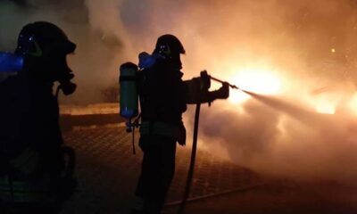fiamme incendio auto vigili fuoco