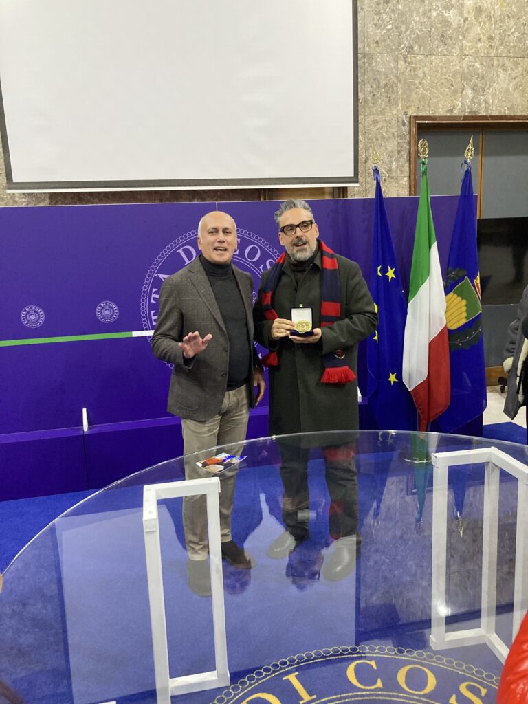 il Sindaco Franz Caruso consegna il sigillo a Brunori