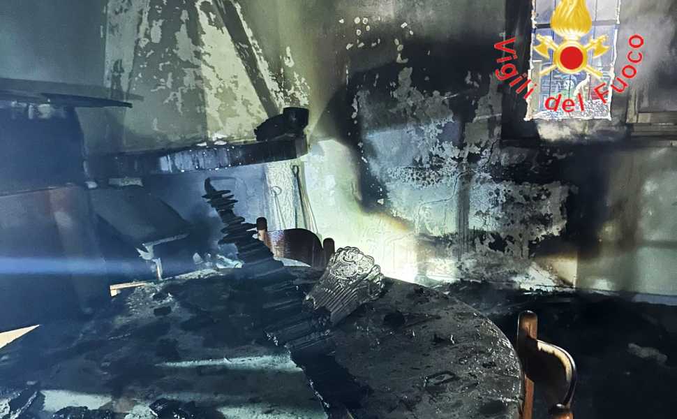 Incendio divampa in un’abitazione a Torrevecchia, fiamme partite dalla cucina. In sicurezza 2 bombole di GPL 52 incendio abitazione curinga cucina 02