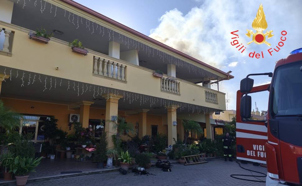 Incendio divampa in una mansarda, una famiglia evacuata per precauzione 52 incendio abitazione Sellia Marina 02