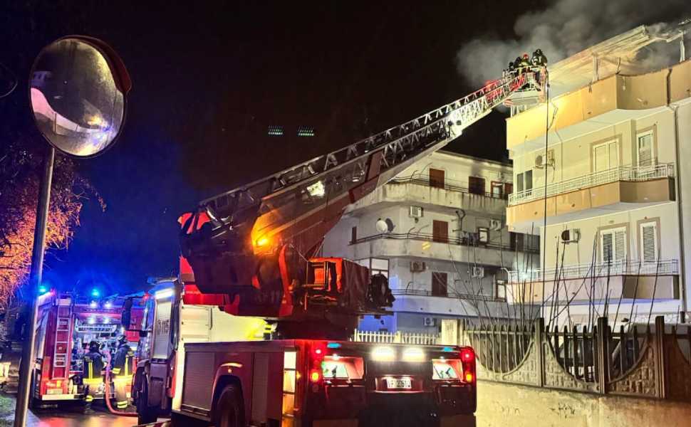 Paura per un incendio divampato in una mansarda, un ferito. Evacuata l'intera palazzina 52 incendio appartamento mansarda crotone 02