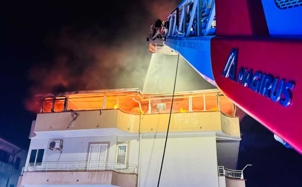 Paura per un incendio divampato in una mansarda, un ferito. Evacuata l'intera palazzina 53 incendio appartamento mansarda crotone 03
