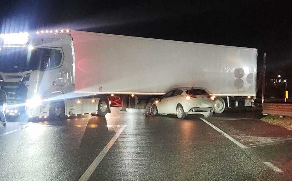 incidente statale 106 auto tir