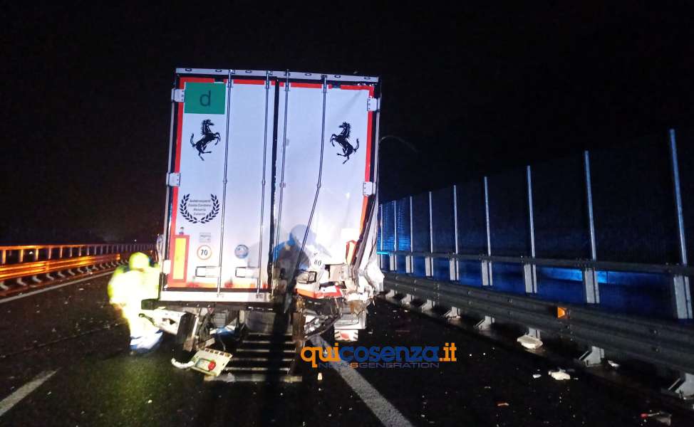 Tir finisce fuori strada sull'A2, tra Campotenese e Mormanno: ferito il conducente 52 incidente A2 Tir Campotenese 01