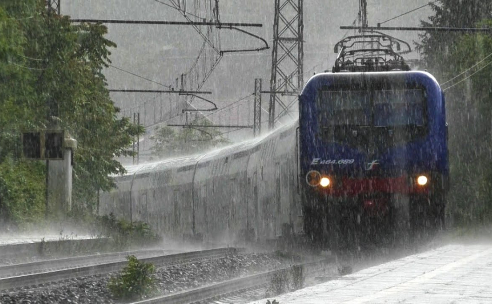 Ciclone Harry in Calabria: disagi per i treni, chiuso tratto della Statale 108 Bis a San Giovanni in Fiore 51 maltempo_treno_ciclone-mediterraneo harry calabria