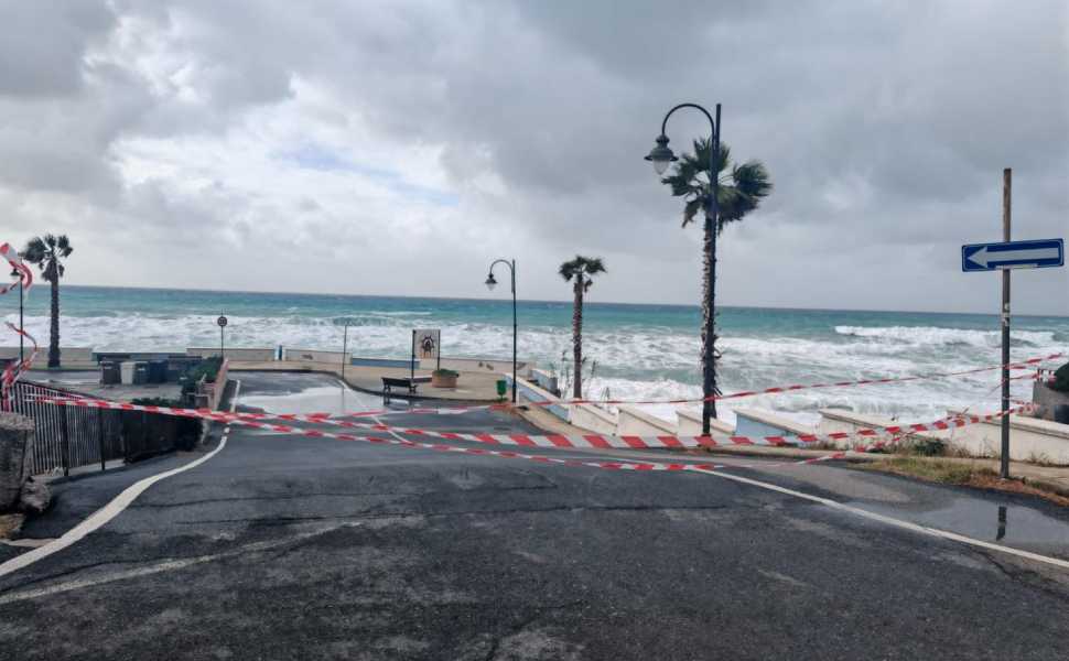 Maltempo e mareggiate flagellano la costa tirrenica, a rischio la linea ferroviaria tra Paola e Fuscaldo 51 mareggiate - Fuscaldo 01