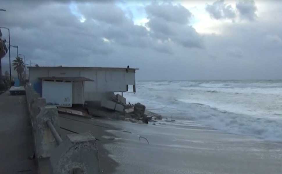 Maltempo e mareggiate flagellano la costa tirrenica, a rischio la linea ferroviaria tra Paola e Fuscaldo 53 mareggiate - Fuscaldo 02