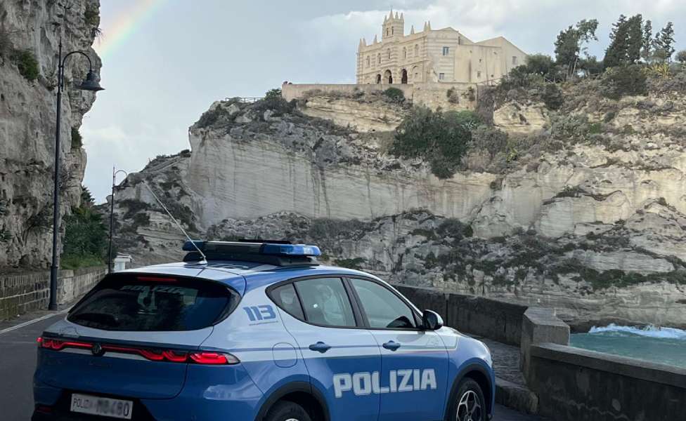 Coltello in auto e rissa al Centro d'accoglienza: scattano denunce e fogli di via 51 polizia di Tropea - rissa - questore