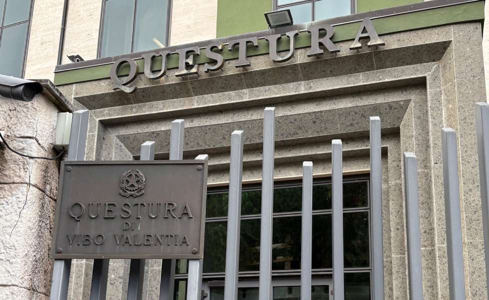 Incendiata l'auto di un amministratore pubblico, avvisi orali per 2 persone 52 questura vibo - avvisi orali