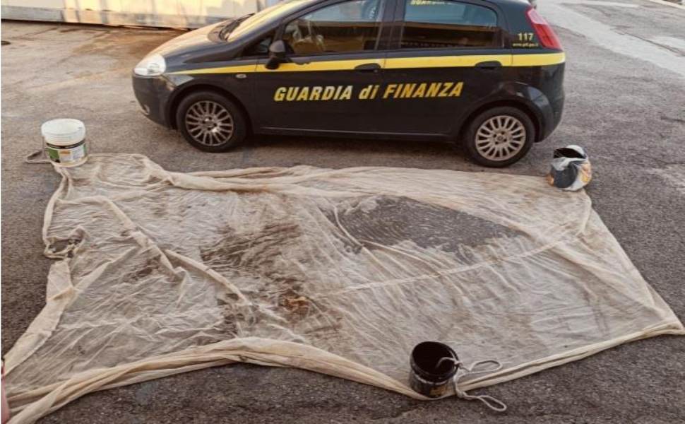 Pesca di frodo, sequestrati 25 chili di novellame di sarda. Sanzioni per 4mila euro 52 rete pesca di frodo - guardia di finanza