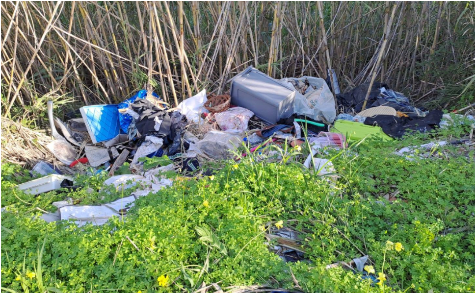 Scalea: rifiuti nell’alveo del fiume Lao, l’allarme di Italia Nostra «più controlli e bonifiche urgenti» 57 scalea alveo fiume lao rifiuti 04