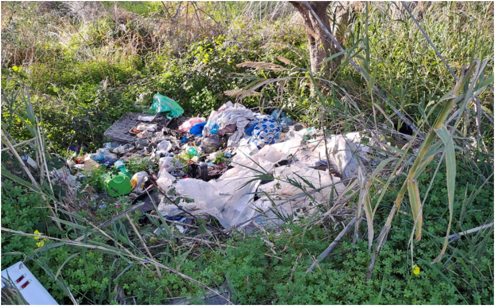 Scalea: rifiuti nell’alveo del fiume Lao, l’allarme di Italia Nostra «più controlli e bonifiche urgenti» 55 scalea alveo fiume lao rifiuti 06