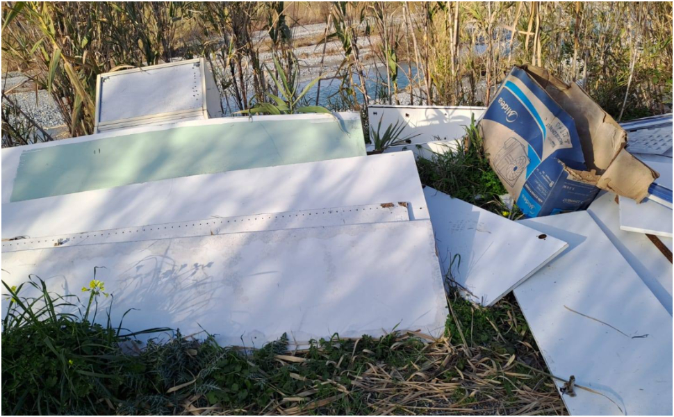 Scalea: rifiuti nell’alveo del fiume Lao, l’allarme di Italia Nostra «più controlli e bonifiche urgenti» 58 scalea alveo fiume lao rifiuti 07