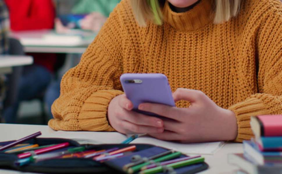 Smartphone, attenzione a questi errori: così rischi di perdere foto, password e contatti 53 studenti smartphone 01