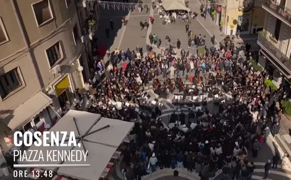 Anche a Cosenza "Tutti cantano Sanremo", ecco il primo spot girato in piazza Kennedy 52 tutti cantano sanremo spot cosenza 01
