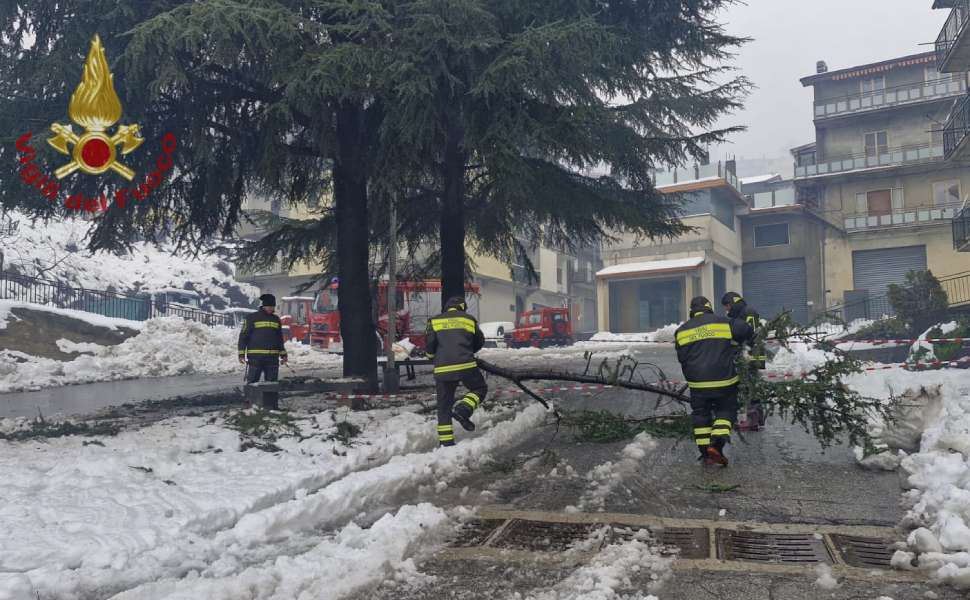 vigili del fuoco vento danni ciclone harry san giovanni in fiore