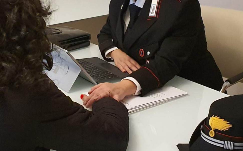 violenza incinta bagagliaio marito processo