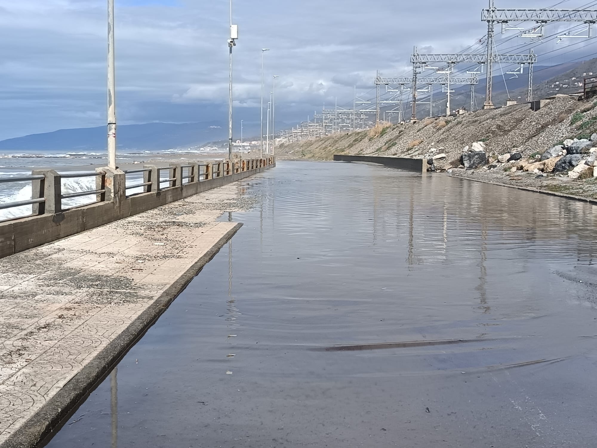 Maltempo senza tregua nel Cosentino: frane, allagamenti e alberi caduti. Tirreno in ginocchio, monitorato il Crati 53 San lucido Lungomare