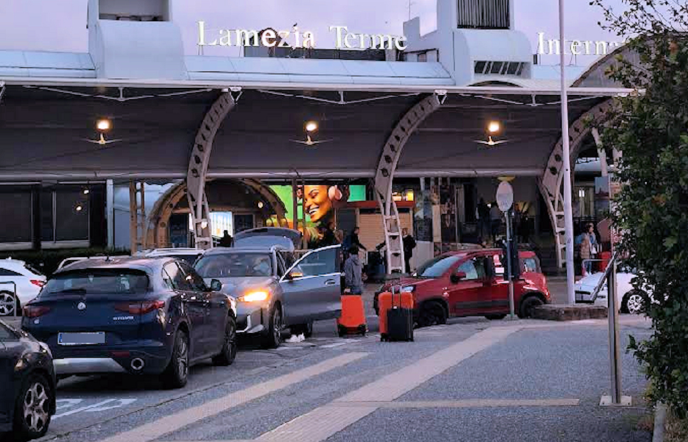 Pilota accoltellato in aeroporto: l’aggressore fuggito con una targa ‘fantasma’ 51 Aeroporto di Lamezia Terme parcheggi