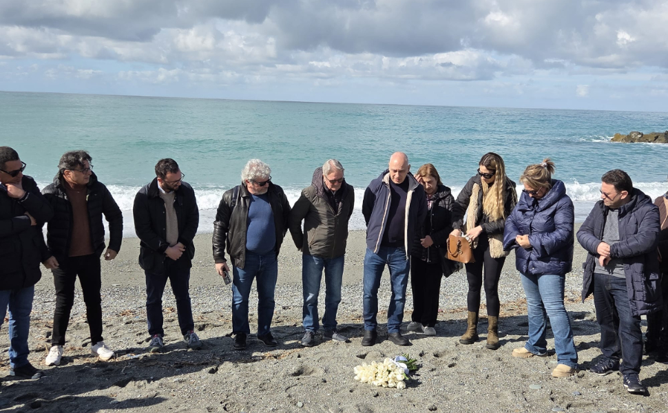 Corpi riaffiorano sulle coste, ad Amantea Flai Cgil Calabria lancia fiori per i migranti 123 Amantea-migranti-Flai-Cgil-Calabria