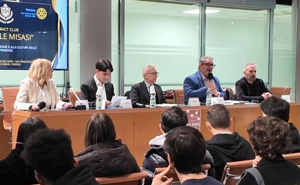 Cosenza, Capomolla incontra gli studenti: «droga e disagio sociale, rischi da non sottovalutare» 52 Capomolla droghe sintetiche incontro studenti 01