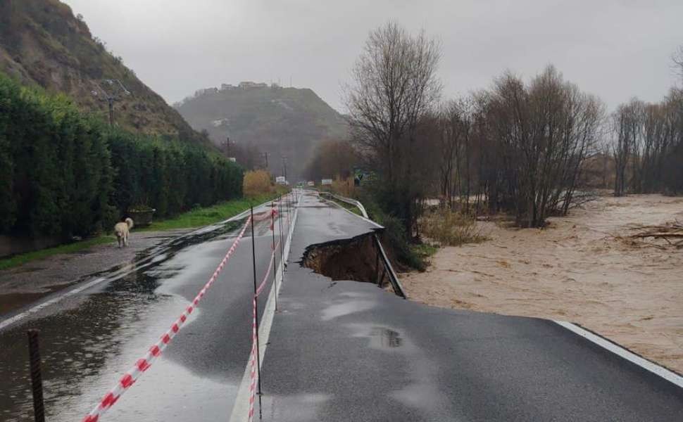 Maltempo, non solo Cosenza: da Castrolibero a Zumpano strade chiuse e negozi evacuati 52 Cedimento Zumpano strada maltempo castrolibero