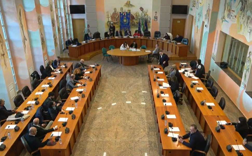Cosenza: elezioni 2027, centrodestra compatto ma (per ora) senza candidato. Centrosinistra diviso tra Caruso, Orrico e De Cicco?