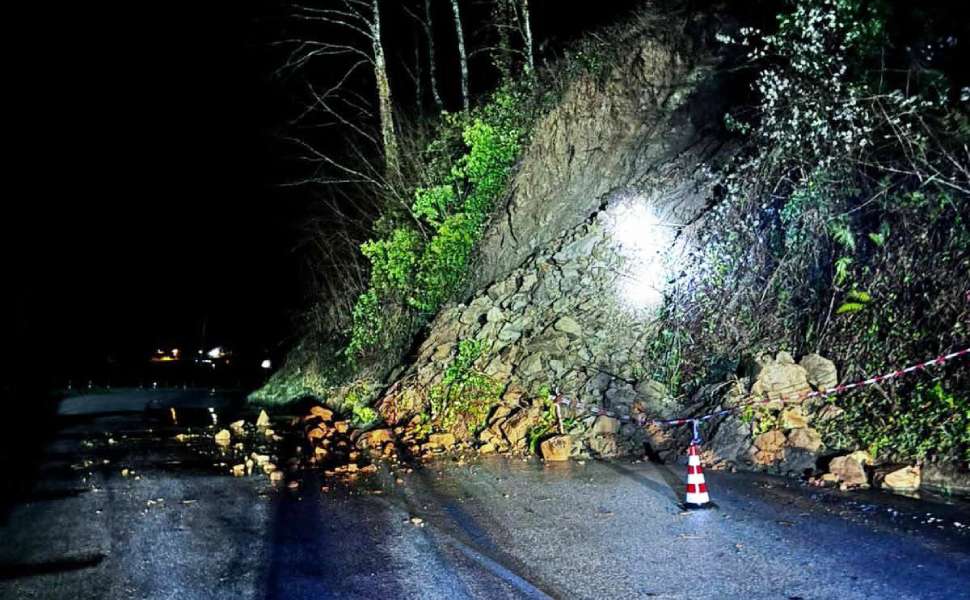 Il devastante maltempo in Calabria: tetti scoperchiati, voli dirottati e strade chiuse 52 Devastante Maltempo - frana Decollatura