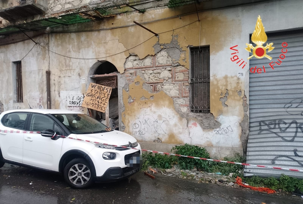 Edificio pericolante a rischio crollo nel centro storico di Catanzaro: intervento dei Vigili del Fuoco 52 Edificio pericolante a rischio crollo