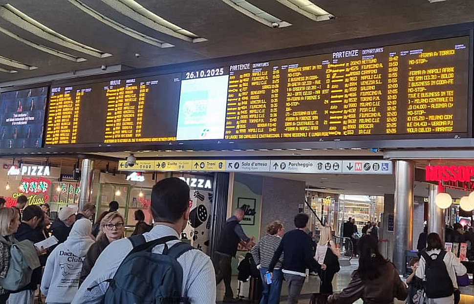 Cavi tranciati a Bologna, ipotesi sabotaggio. Caos treni e ritardi fino a 2 ore anche da e per la Calabria 51 FS Roma stazione treni ritardi