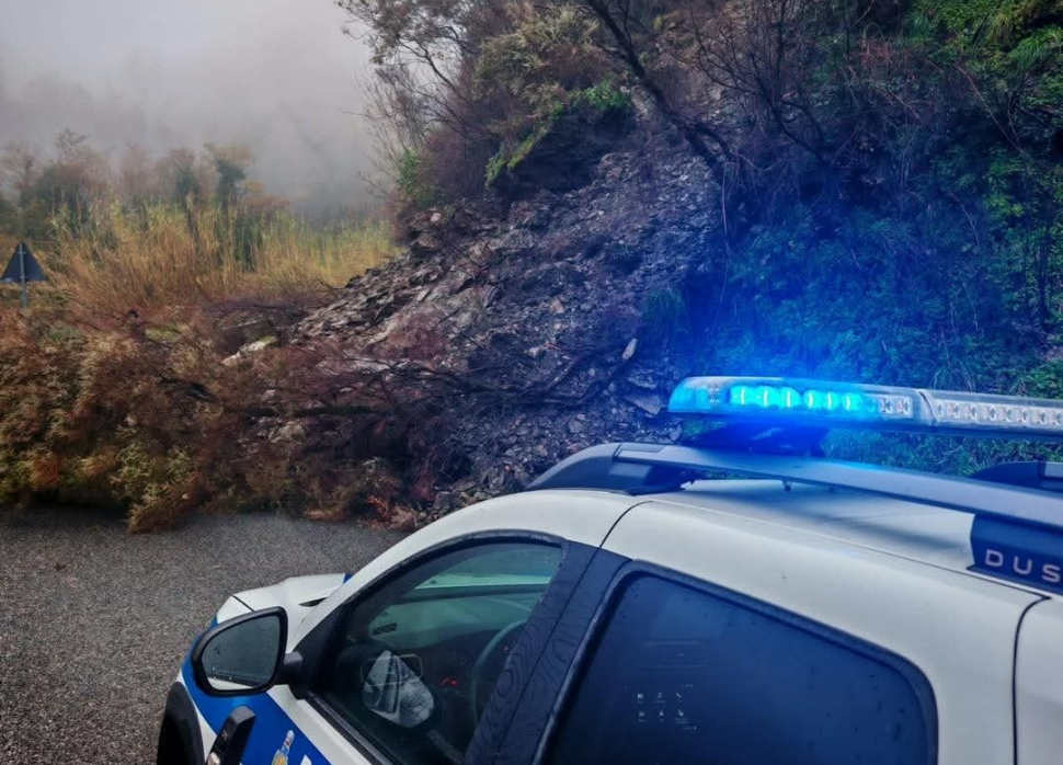 Il maltempo sferza la Calabria: raffiche di vento a 110 km/h, alberi caduti e frane. Onde di 5 metri minacciano il Tirreno 54 Frana Fuscaldo