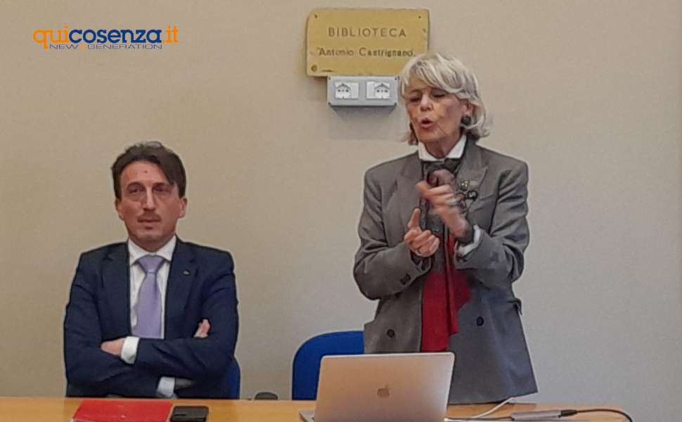 Unical e ospedale Annunziata: 2 nuovi sistemi robotici con IA potenziano il parco tecnologico 53 Franca Melfi e Rettore Greco broncoscopio annunziata