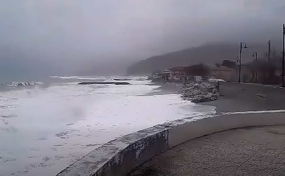 Il maltempo sferza la Calabria: raffiche di vento a 110 km/h, alberi caduti e frane. Onde di 5 metri minacciano il Tirreno 53 Fuscaldo Mareggiata