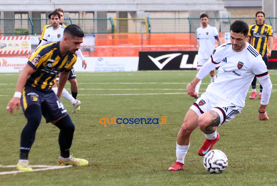 Cosenza Calcio, Buscè lapidario dopo il 3 a 0 a Giugliano: “è il punto più basso della stagione, una batosta” 53 Giugliano Cosenza05