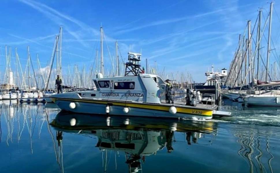 Blitz nel settore della nautica da diporto: "flagging out" e violazioni fiscali per oltre 500mila euro 53 Guardia di finanza mare nautica da diporto 01