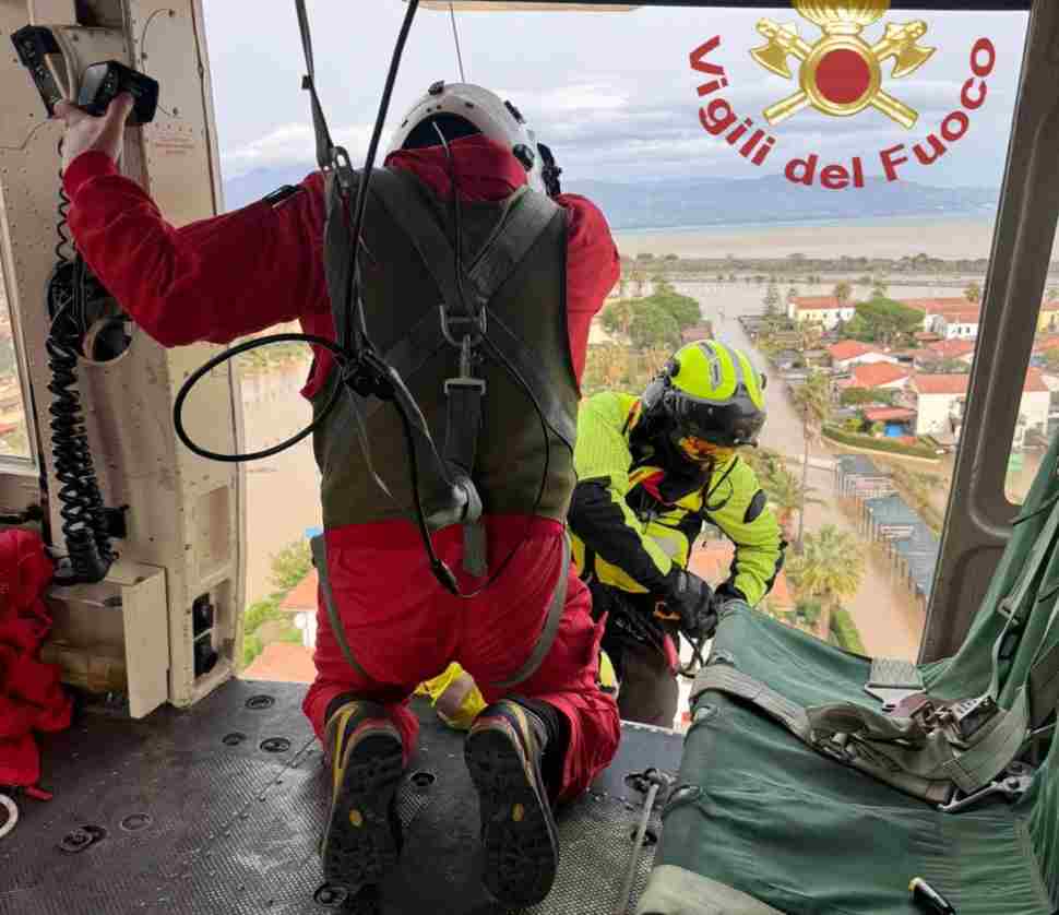 Laghi di Sibari tra acqua e fango, i Vigili del Fuoco salvano una bambina con l'elicottero 51 Laghi di Sibari bambina