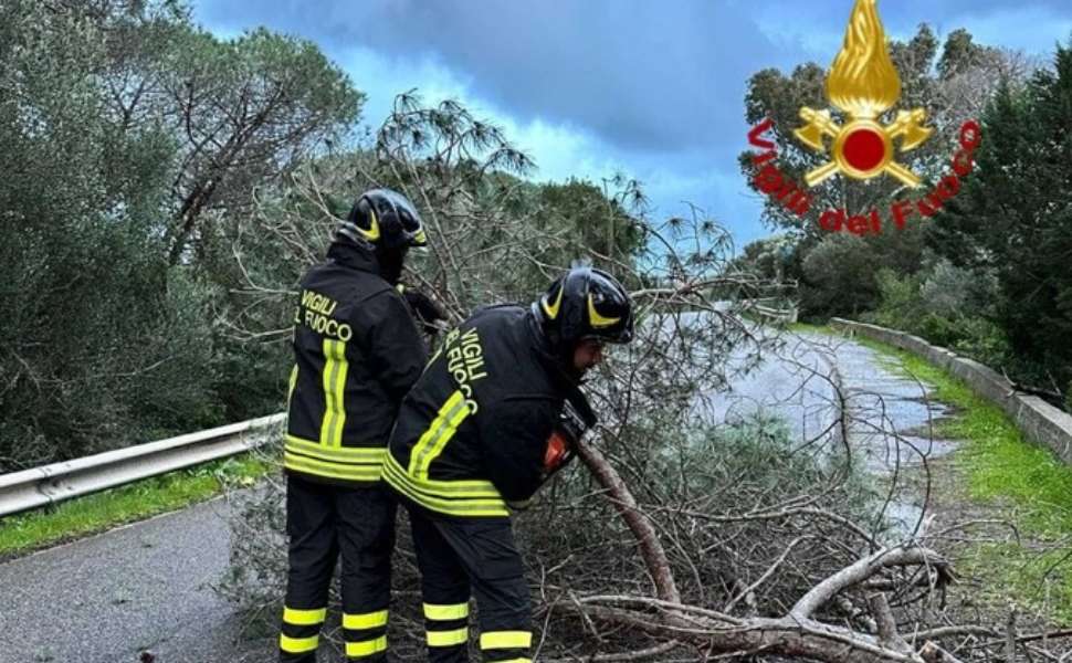 Emergenza maltempo: oltre 320 interventi dei vigili del fuoco, 120 in Calabria 52 Maltempo calabria vigili del fuoco 01