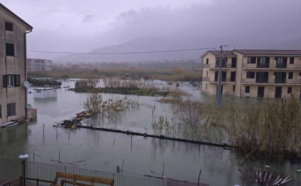 Calabria sott'acqua: 10 giorni di piogge straordinarie in 100 anni, Crati a portata record e 88 Comuni in allerta 52 Maltempo danni Santa Maria del Cedro