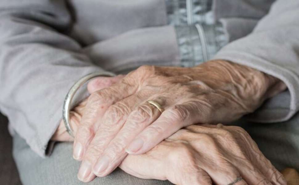 Maltrattamenti anziana madre