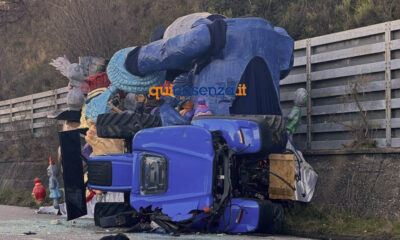 Trattore carro di carnevale ribaltato