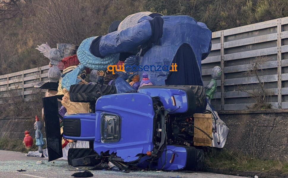 Trattore carro di carnevale ribaltato