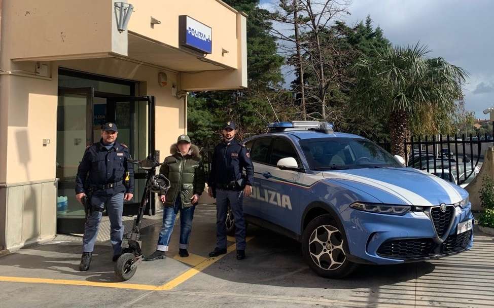 Ruba un monopattino, rintracciato in poche ore: aveva anche un coltello e una mazza da baseball 51 Monopattino recuperato Polizia 03
