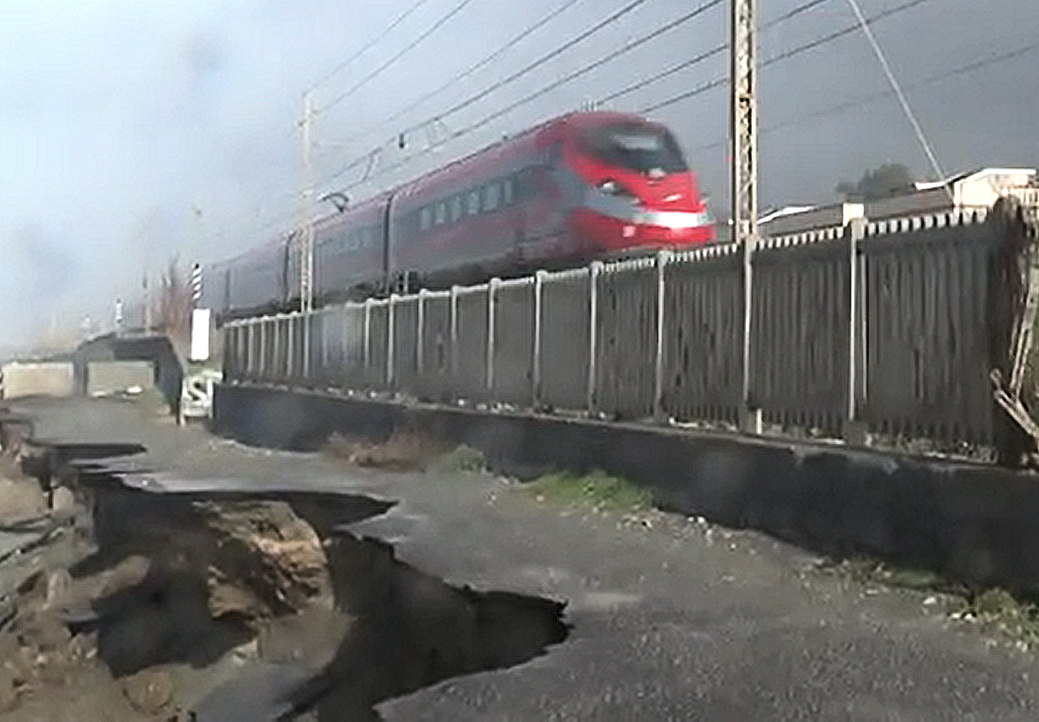 Erosione costiera e Alta Velocità: l’appello a RFI “integri nel progetto soluzioni per salvare il litorale di Paola” 52 Paola erosione costiera ferrovia