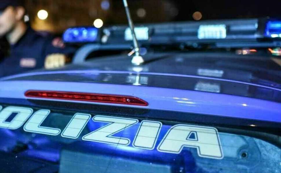 Controlli a tappetto della polizia in strada e nei locali pubblici: diverse sanzioni e una denuncia 53 Polizia controlli discoteca