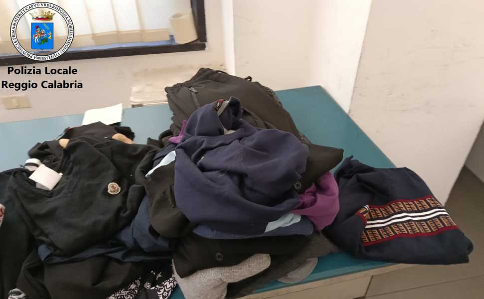 Polizia locale reggio calabria merce contraffatta 02