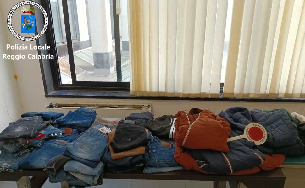 Polizia locale reggio calabria merce contraffatta 03