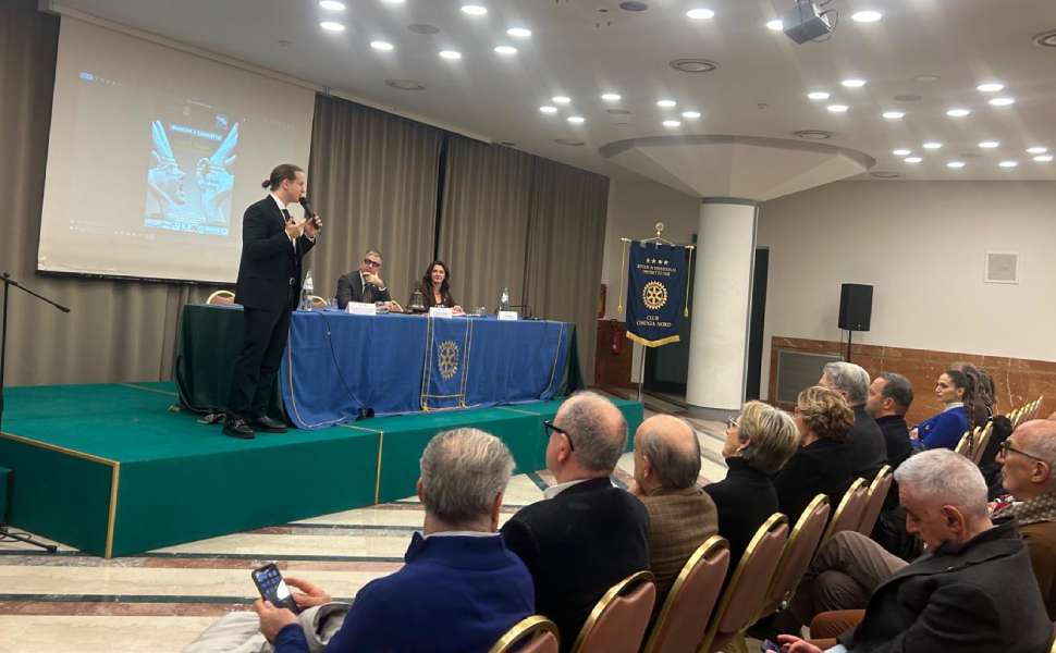 Dizione, public speaking e comunicazione. Giacomo Eva svela il potere della voce all’evento Rotary Cosenza Nord 53 Rotary Club cosenza nord comunicazione 02